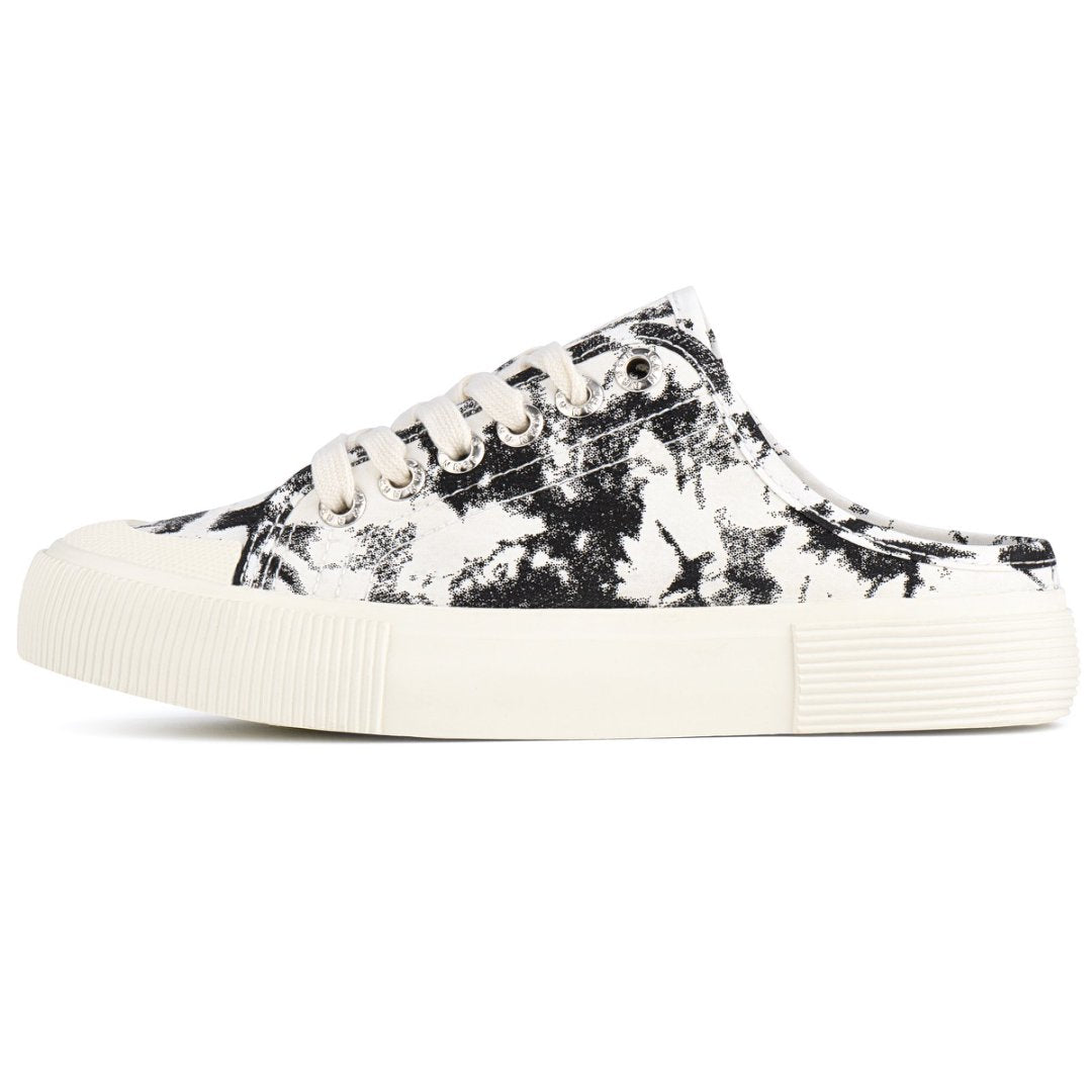 Black and white patterned sneaker on a white background#color_black-tie-dye