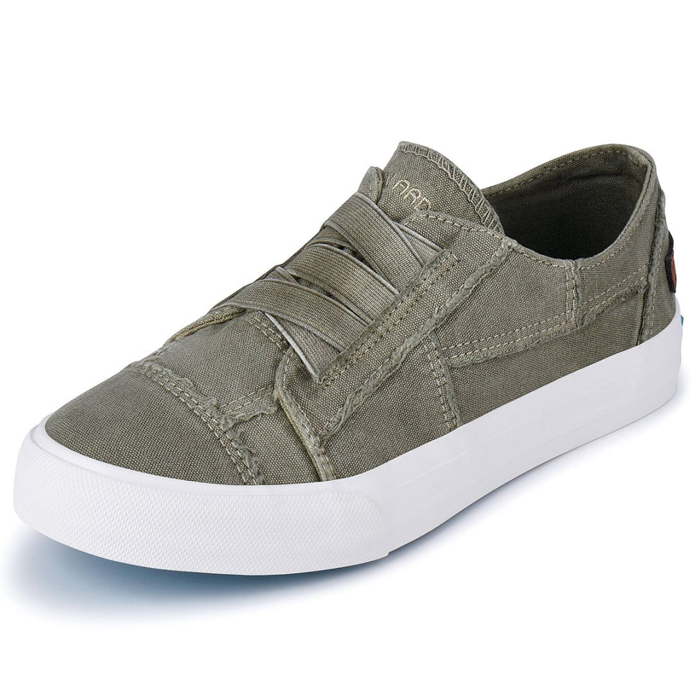 Green casual shoe with velcro straps on a white background#color_olive