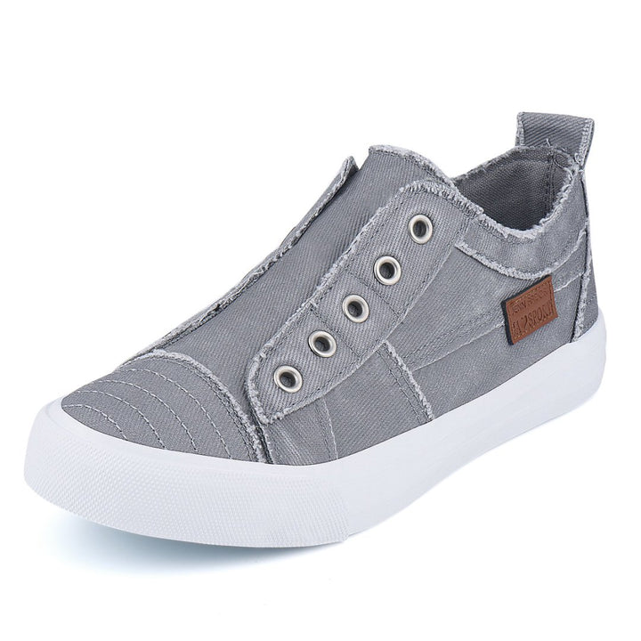 Gray casual shoe with white sole on a light gray background#color_light-grey