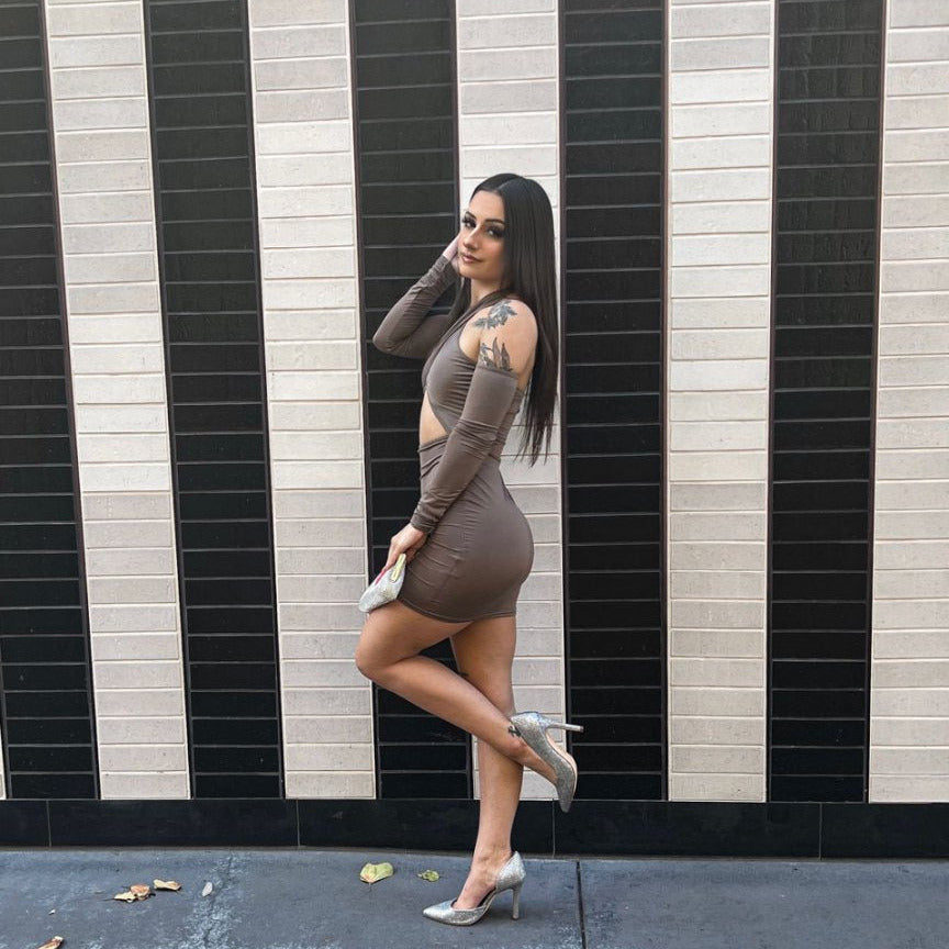 Woman posing against a black and white striped wall#color_silver