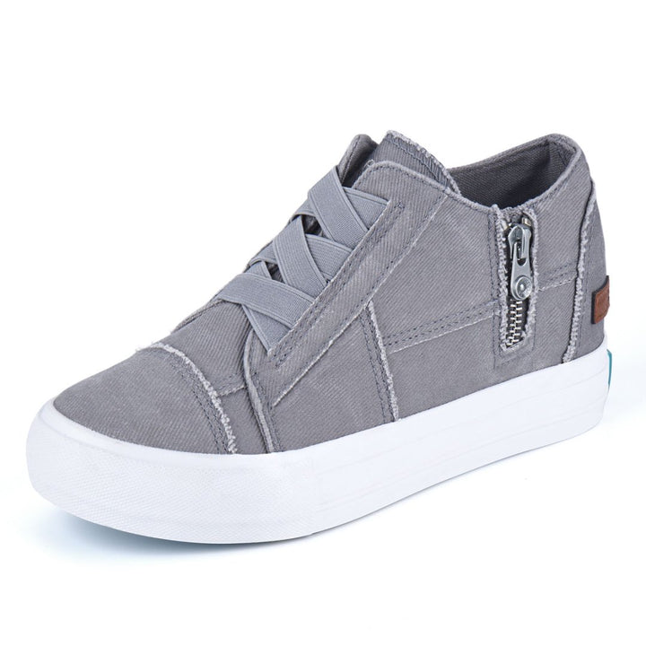 Gray casual shoe with a white sole on a white background#color_light-grey1