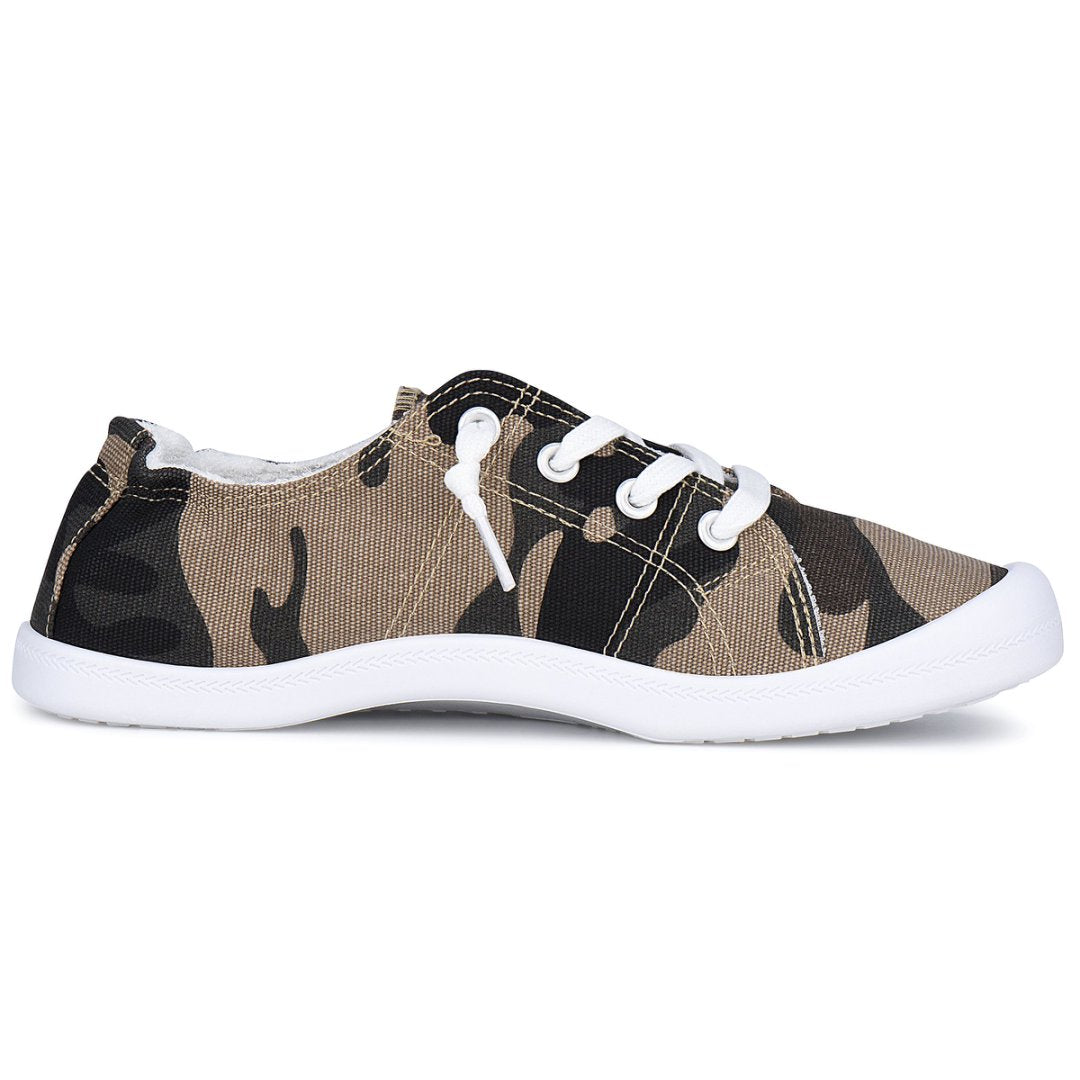 Camouflage-patterned sneaker with white laces and sole on a white background#color_camo