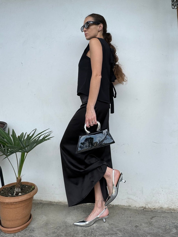 Outfit idea featuring slingback kitten heels worn at formal event#color_silver